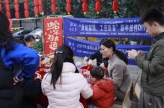 <b>成都高新区芳草街街道：企业职工制做年宵花环</b>
